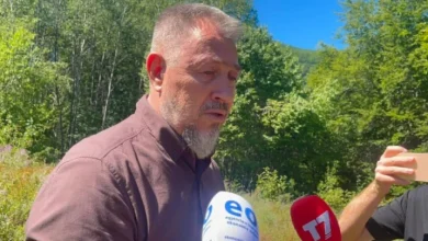 Photo of Lushtaku viziton vendin ku po dyshohet për varrezë masive: Ka shumë serbë që enden të lirë, e kanë kryer krime të mëdha