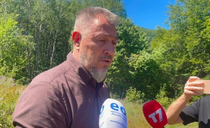 Lushtaku viziton vendin ku po dyshohet për varrezë masive  Ka shumë serbë që enden të lirë  e kanë kryer krime të mëdha