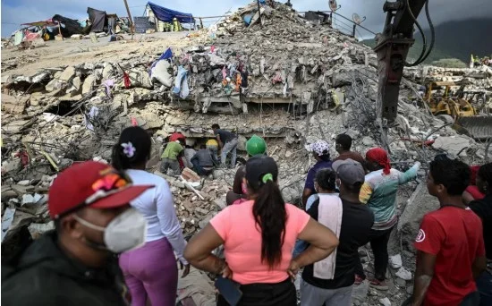 Një muaj pas tërmeteve vdekjeprurëse  venezuelianët ende kërkojnë të dashurit e tyre nën rrënoja