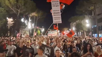 Photo of “Na quajnë sorra e korba, por harrojnë që…”! Dita e 43-të e protestës, tubuesit përfundojnë marshimin pas fjalimeve përpara Kryeministrisë