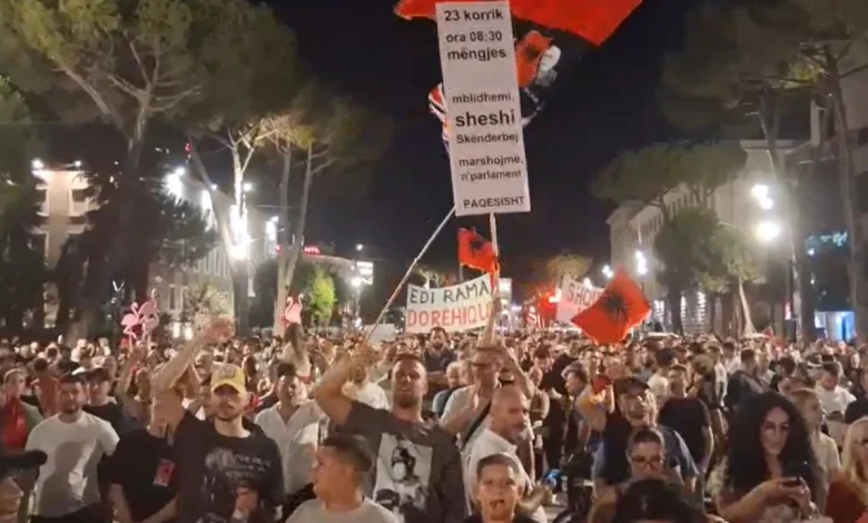  Na quajnë sorra e korba  por harrojnë që    Dita e 43 të e protestës  tubuesit përfundojnë marshimin pas fjalimeve përpara Kryeministrisë