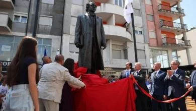 Photo of Në Klinë zbulohet shtatorja e ish-presidentit, nga sot sheshi mban emrin “Ibrahim Rugova”