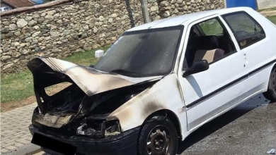 Photo of Digjet një veturë në Dobrosht, ndërhyrja e shpejtë e zjarrfikësve shmangu përhapjen e zjarrit