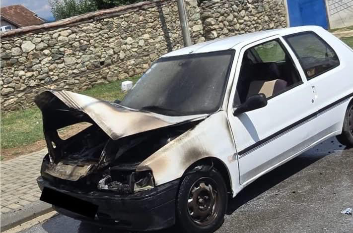 Digjet një veturë në Dobrosht  ndërhyrja e shpejtë e zjarrfikësve shmangu përhapjen e zjarrit