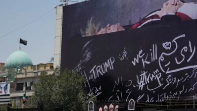 Photo of Billbordi gjigant me imazhin e Trumpit të shtrirë në arkivol shfaqet në qendër të Teheranit