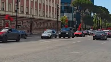 Photo of Follow ‘Shqiptarët po vërshojnë drejt Tiranës nga toka, ajri dhe deti’! Berisha mesazh për ditën e 35-të e protestës