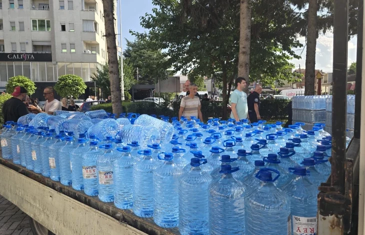 Komuna e Çairit dërgon ndihma me ujë të pijshëm për qytetarët e Gostivarit