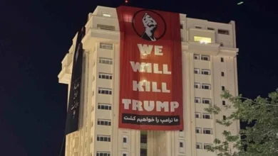 Photo of “Do ta vrasim Trumpin”/ Pankarta tronditëse në ceremoninë mortore të Khameneit, në shënjestër edhe Pezheskian