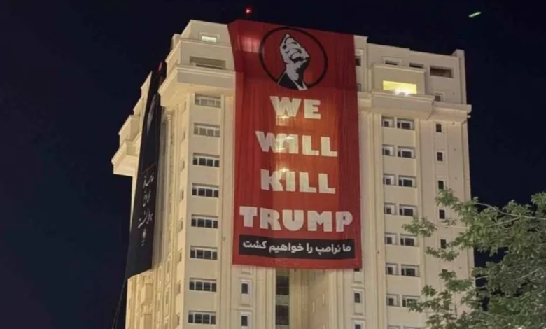  Do ta vrasim Trumpin   Pankarta tronditëse në ceremoninë mortore të Khameneit  në shënjestër edhe Pezheskian