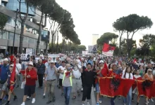Photo of Live/ Dita e 44-të e tubimit në Tiranë, protestuesit stacionohen në bulevardin ‘Dëshmorët e Kombit”, nisin fjalimet para Kryeministrisë
