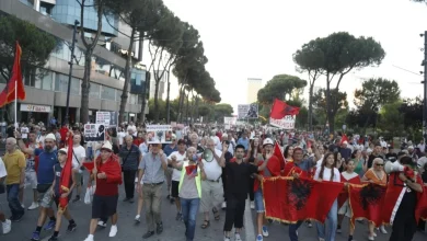 Photo of Live/ Dita e 44-të e tubimit në Tiranë, protestuesit stacionohen në bulevardin ‘Dëshmorët e Kombit”, nisin fjalimet para Kryeministrisë