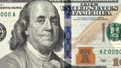 Photo of Trump poston kartëmonedhën 100 dollarëshe me firmën e tij