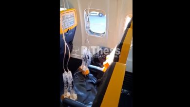 Photo of Thyhet një dritare në një fluturim drejt Mynihut – presioni tërhoqi një pasagjer, ndërsa bashkëshortja e mbante nga këmbët