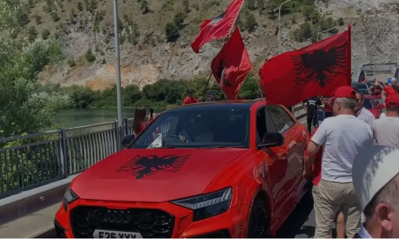 Diaspora mbërrin në Shqipëri  Me simbole kombëtare dhe pankarta protestuesit hyjnë në Muriqan  ultimatum Ramës  Hapi rrugë qeverisë tranzitore apolitike