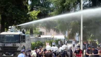 Photo of Përplasjet në protestën para Parlamentit të Shqipërisë, arrestohen 19 persona, procedohen 12 të tjerë