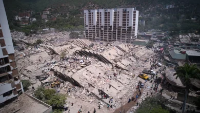 Photo of Vendi më i pasur me naftë/ Venezuelianët gërmojnë me duar në ndërtesat e shembura, makineritë s’kanë karburant