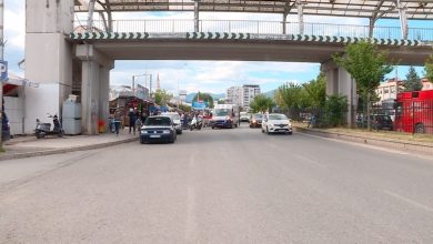 Photo of Hiqen kioskët, por jo pengesat: Kaosi për këmbësorët vazhdon në Bit Pazar
