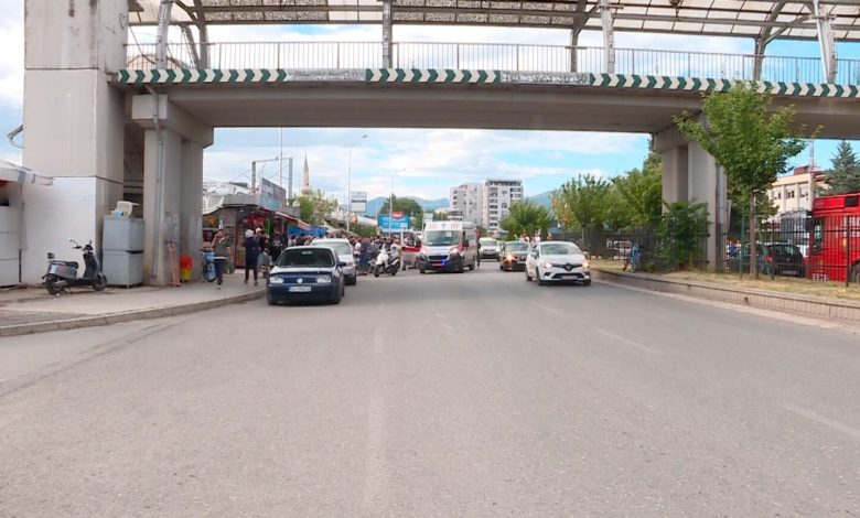 Hiqen kioskët  por jo pengesat  Kaosi për këmbësorët vazhdon në Bit Pazar