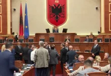 Photo of Tensione brenda në Kuvend, deputetët e PD bllokojnë foltoren dhe nuk lejojnë Maznikun të prezantojë raportin për ‘Territorialen’