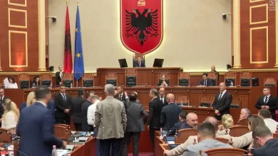 Photo of Tensione brenda në Kuvend, deputetët e PD bllokojnë foltoren dhe nuk lejojnë Maznikun të prezantojë raportin për ‘Territorialen’