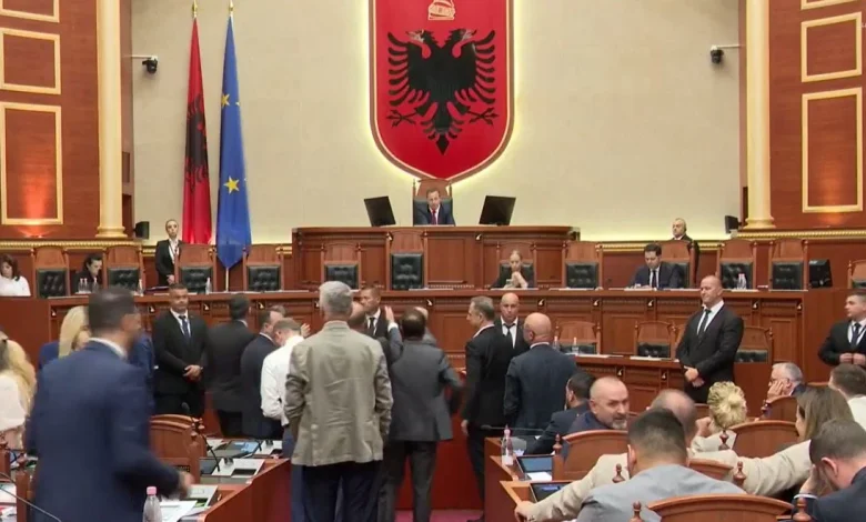 Tensione brenda në Kuvend  deputetët e PD bllokojnë foltoren dhe nuk lejojnë Maznikun të prezantojë raportin për  Territorialen 