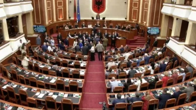 Photo of Opozita në ‘këmbë’ bllokon foltoren dhe bën zhurmë, mazhornaca vijon me kalimin e projektligjeve të rendit të ditës e vetme