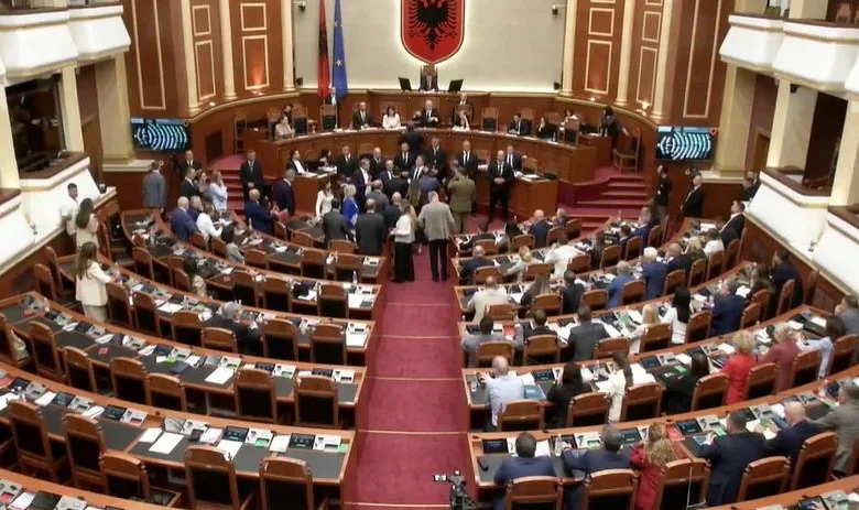 Opozita në  këmbë  bllokon foltoren dhe bën zhurmë  mazhornaca vijon me kalimin e projektligjeve të rendit të ditës e vetme