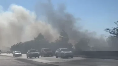 Photo of Bllokohet autostrada Durrës-Tiranë, mbulohet nga tymi. 5 zjarrfikëse në terren për shuarjen e flakëve