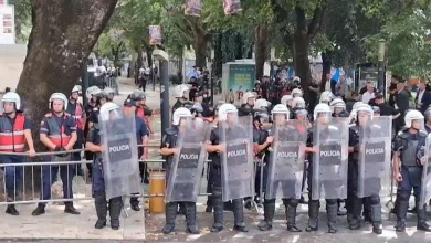 Photo of Vezë e domate drejt efektivëve te Kuvendi, policia përgjigjet me gaz lotsjellës, disa të shoqëruar. Përplasje edhe në seancë, shkak marrëveshja për kredi 302 mln dollarë nga SHBA