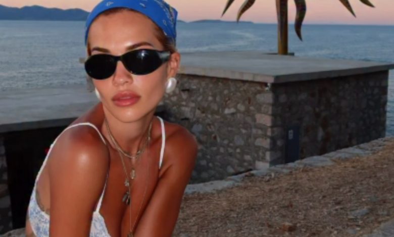 Rita Ora mahnit me linjat trupore  pozon me bikini gjatë pushimeve luksoze në   FOTO 