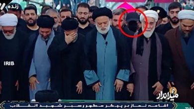 Photo of Mister në Teheran! Kush është burri me maskë që tërhoqi vëmendjen në funeralin e Khameneit?