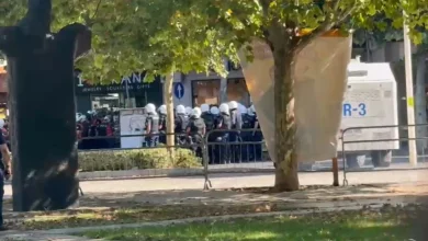 Photo of Përshkallëzohet tubimi/ Protestuesit heqin gardhin metalik para Kuvendit dhe qëllojnë me vezë. Afrohet autoboti me ujë