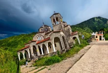 Photo of Fshati-fantazmë që po fundoset: Turistët testojnë ekuilibrin brenda kishës