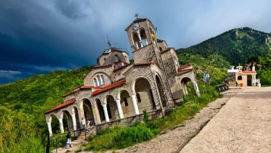 Photo of Fshati-fantazmë që po fundoset: Turistët testojnë ekuilibrin brenda kishës