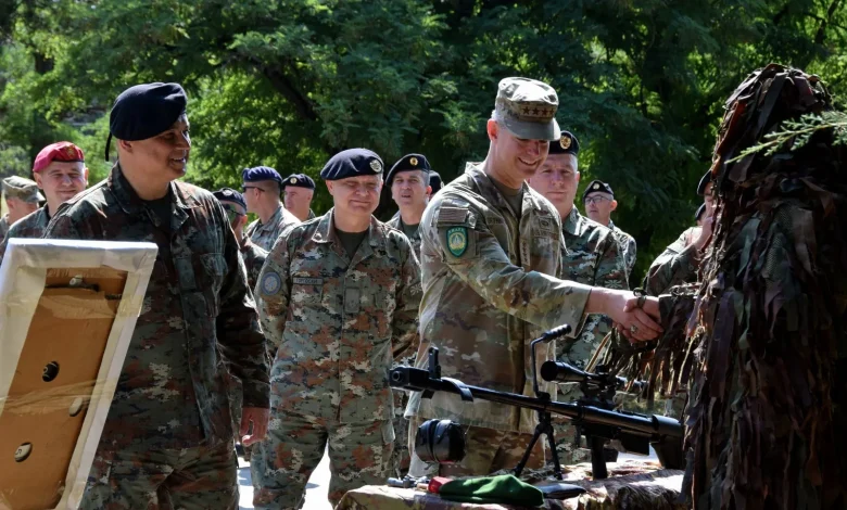 Komandanti suprem i forcavealeate të NATO s për Evropën  gjenerali Grinkeviç  vizitoi pjesëtarët e Armatës në Shkup