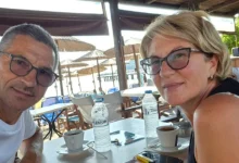 Photo of “Nëse vdesim, vdesim bashkë”, rrëfimi i gruas që shpëtoi burrin pasi dritarja e avionit u ça gjatë fluturimit: E kapa nga këmbët dhe…