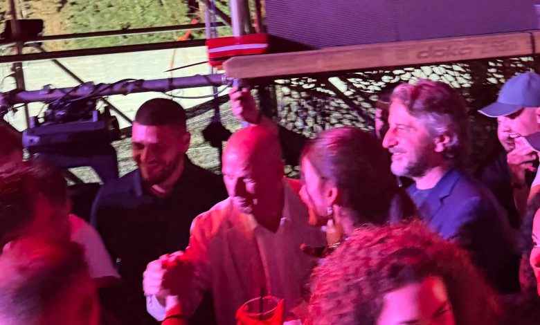 perparim-rama-me-bashkeshorten-e-shijon-nga-afer-muziken-e-dj-turk-mahmut-orhan