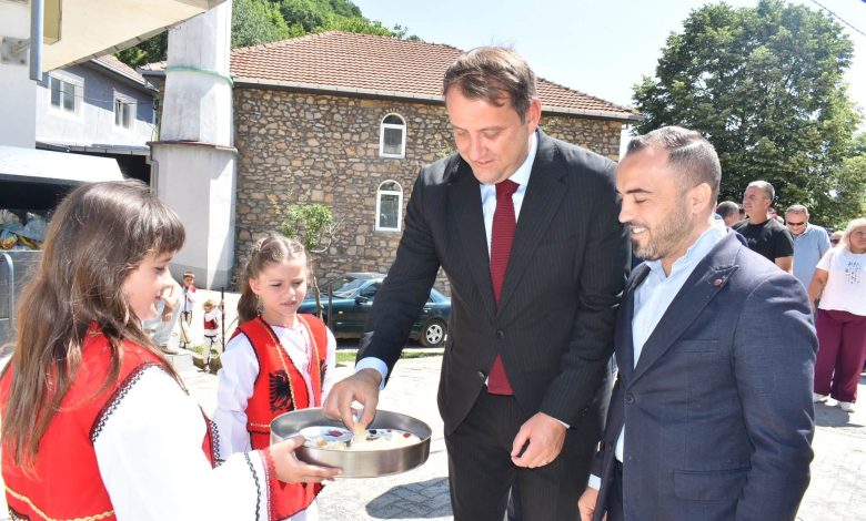 Suat Shaqiri dhe ambasadori Qehaja promovojnë parkun e lojrave në fshatin Jabollçishtë të Çashkës
