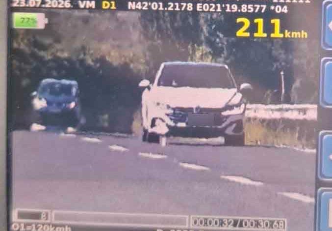 Arrestohet një shofer fillestar 18 vjeçar  voziste me 211 km h në autostradën Shkup Tetovë