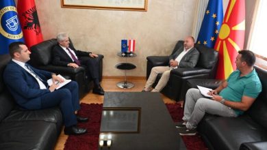 Photo of Për herë të parë vendoset flamuri shtetëror në zyrën e Ali Ahmetit: Jam për shtet unitar, ishte edhe sugjerim i ambasadorëve