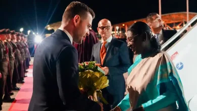 Photo of Presidentja e Indisë Murmu mbërinë për vizitë në Shkup, në aeroport e pret MPJ Mucunski