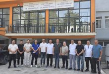 Photo of Erzen Elezi së bashku me bashkëpunëtorë dërgojnë ujë të pijshëm në spitalin e Gostivarit