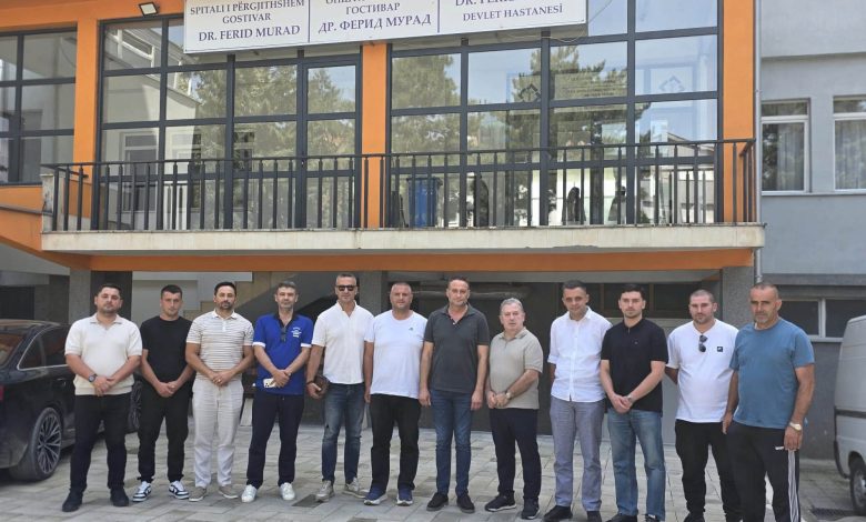 Erzen Elezi së bashku me bashkëpunëtorë dërgojnë ujë të pijshëm në spitalin e Gostivarit