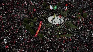 Photo of Mijëra njerëz në rrugë para varrimit të Khamenei, kërkojnë hakmarrje ndaj Trumpit