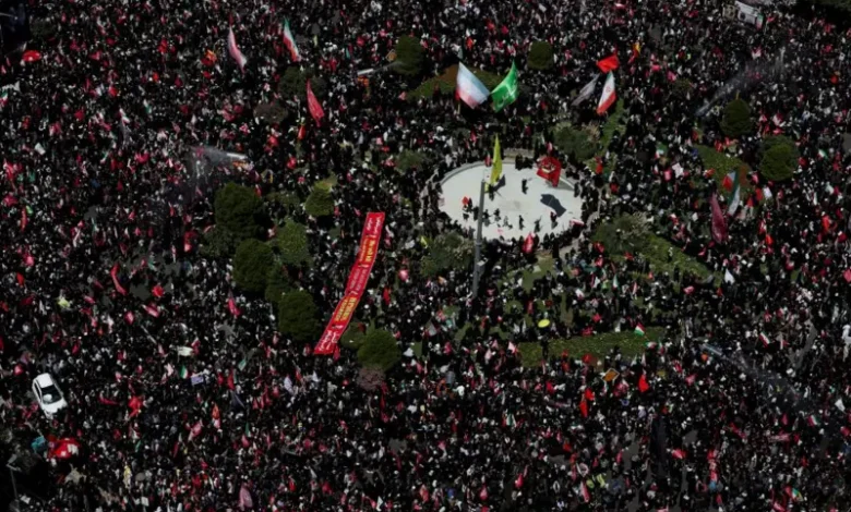 Mijëra njerëz në rrugë para varrimit të Khamenei  kërkojnë hakmarrje ndaj Trumpit