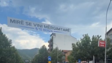 Photo of Vendosja e banderolës “Mirë se vini mërgimtarë” nxit reagime! Policia tenton largimin, qytetarët e Kërçovës dalin në rrugë për të kundërshtuar