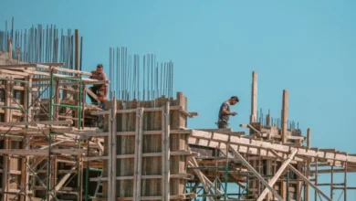 Photo of Nga punëtorë me lopata në pronarë kompanish, si e morën në dorë shqiptarët sektorin e ndërtimit në Greqi?