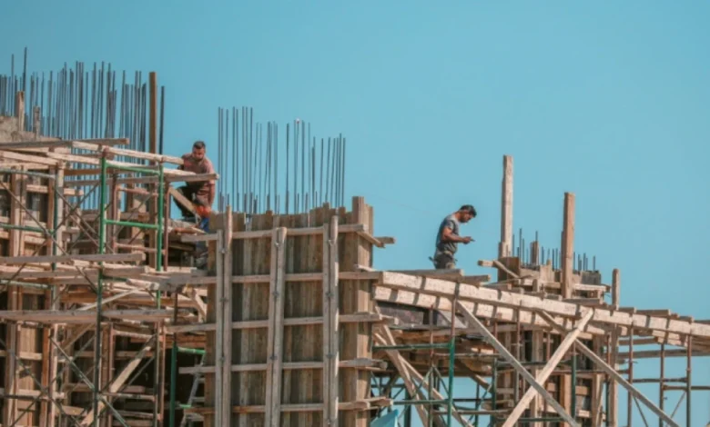 Nga punëtorë me lopata në pronarë kompanish  si e morën në dorë shqiptarët sektorin e ndërtimit në Greqi 