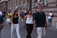 Photo of Ambasadori i Spanjës shfaqet pranë protestuesve në ditën e 47-të të revoltës qytetare