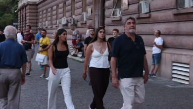 Photo of Ambasadori i Spanjës shfaqet pranë protestuesve në ditën e 47-të të revoltës qytetare